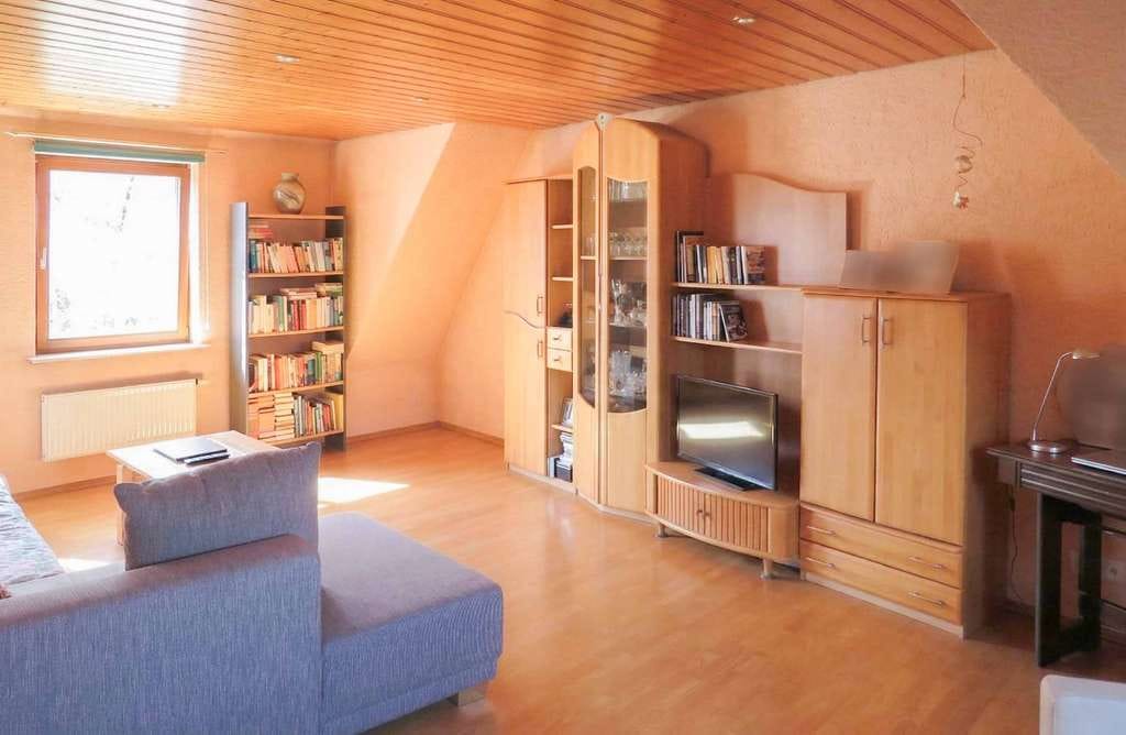 Immobilie in Erdmannhausen - Großzügige 4-Zimmer-Wohnung mit Terrasse, Dachboden und viel Gestaltungspotenzial - Bild 2