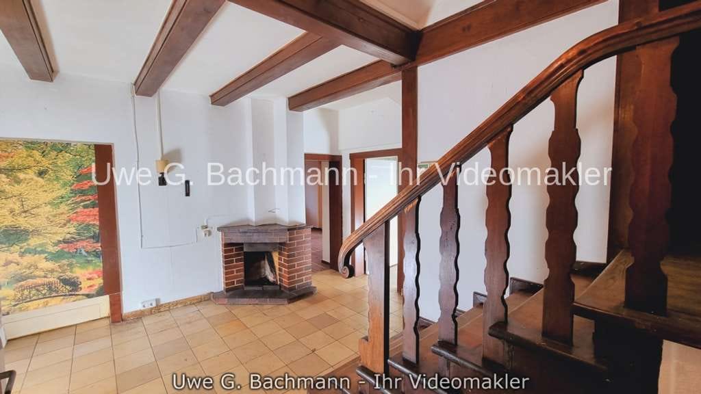 Immobilie in Zeuthen - Zeuthen: Großes Einfamilienhaus mit Charme zum Kernsanieren auf ca. 1.329 m² großen Grundstück - Bild 2