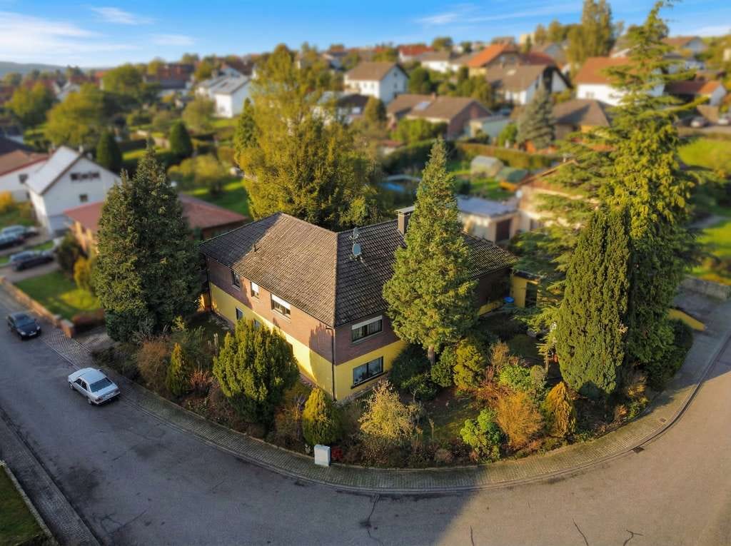 Immobilie in Battweiler - Großzügiges Einfamilienhaus mit Einliegerwohnung - Bild 0