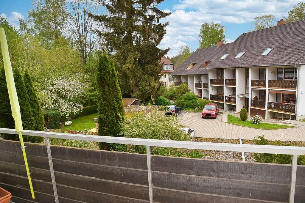 Immobilie in Königsfeld im Schwarzwald - Mitten in Königsfeld i.S., 2 Zi.-ETW, Balkon und Terrasse + Tiefgaragenstellplatz optional (WhgNr.9) - Bild 1