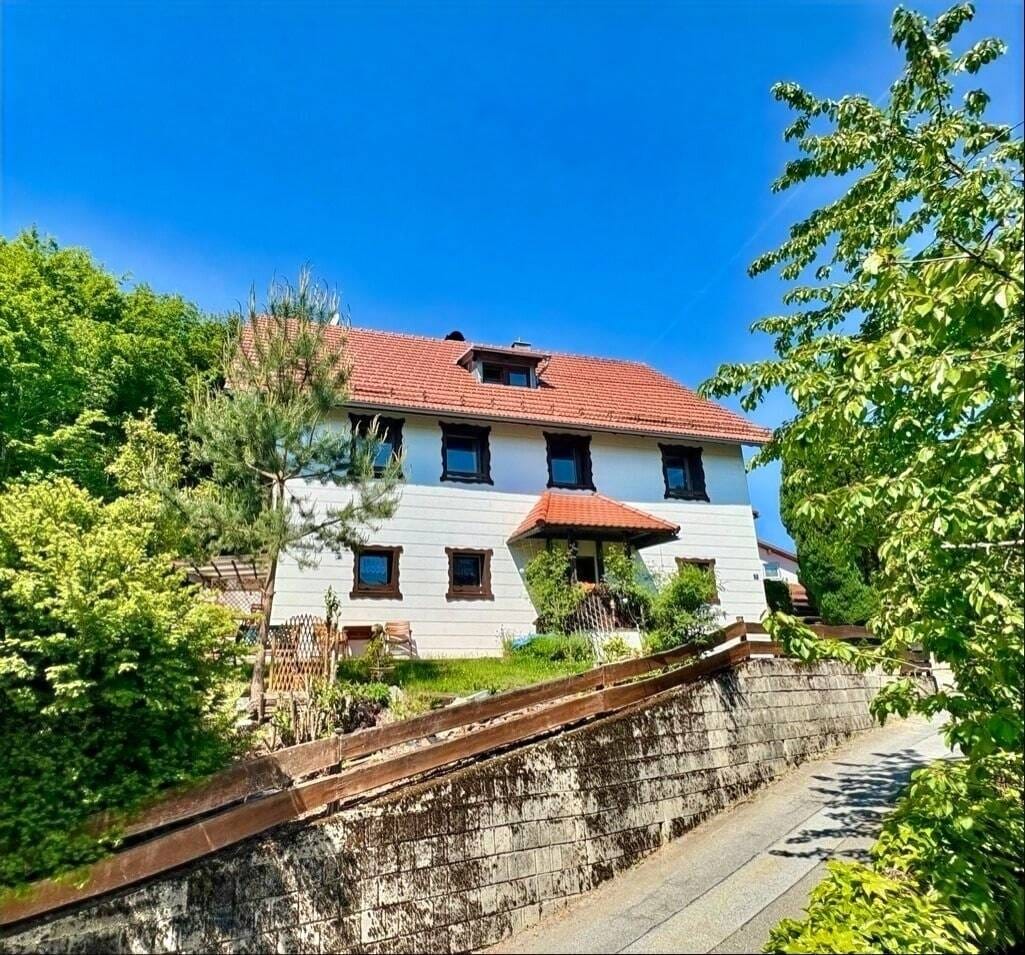 Immobilie in Saldenburg - Gepflegte Dachgeschosswohnung mit Charme – 2,5 Zimmer in Saldenburg/ Nähe Tittling! - Bild 1