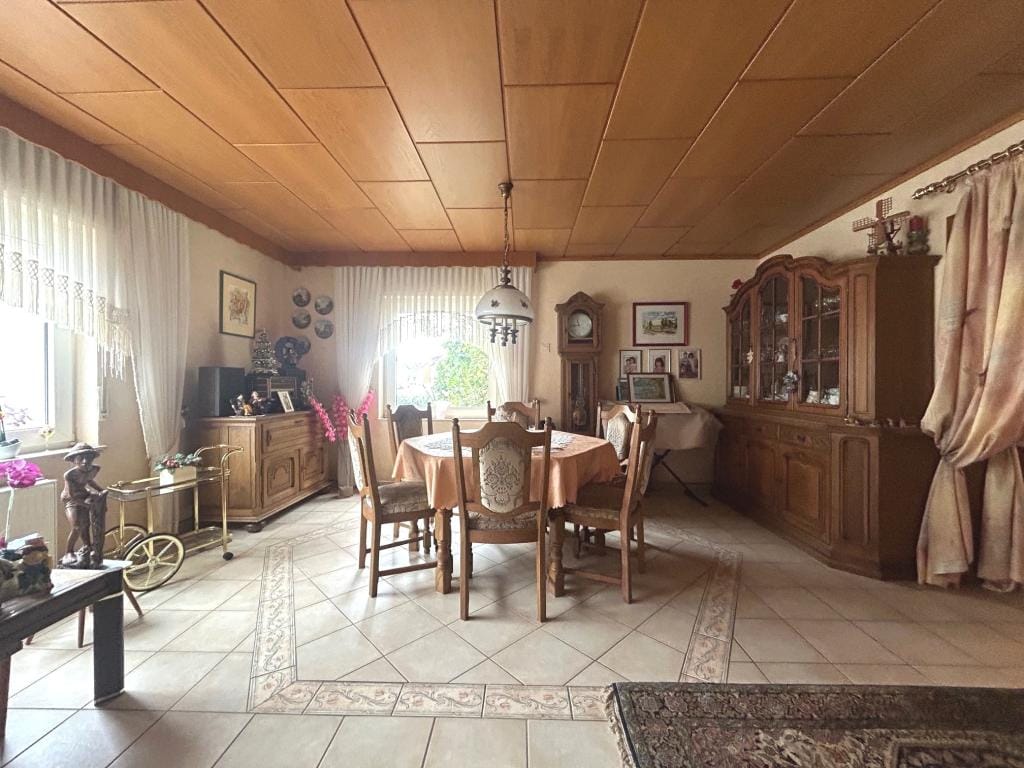 Immobilie in Ottweiler - Vielfältiges Wohnhaus mit großem Grundstück und Garage in ruhiger Wohnlage von Ottweiler! - Bild 4