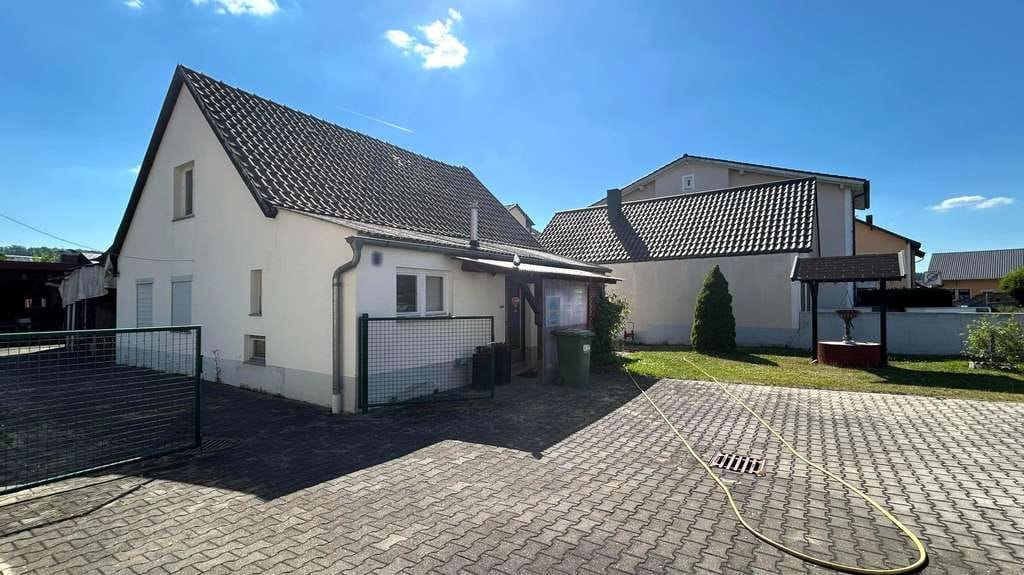 Immobilie in Schwandorf - Vielseitiges Objekt  mit Entwicklungspotenzial in ruhiger Lage - Bild 1