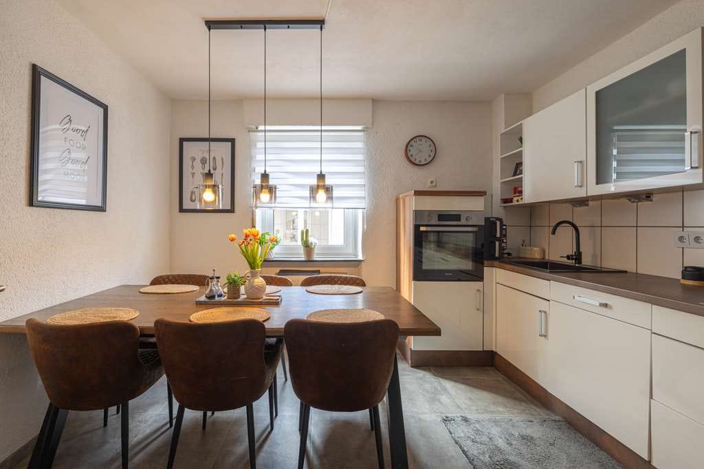 Immobilie in Sundern - Freistehendes Einfamilienhaus mit Terrasse, Balkon und viel Gestaltungsspielraum - Bild 1