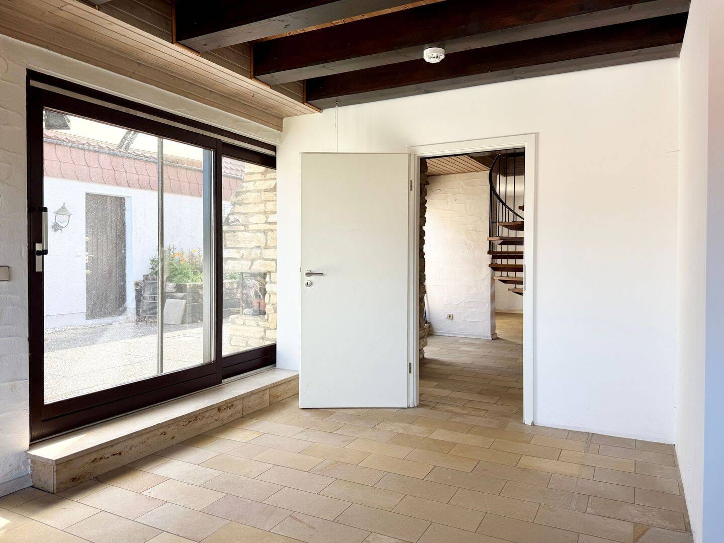 Immobilie in Wendelstein - Rohdiamant - Maisonettewohnung mit Potenzial - uneinsehbarer Dachterrasse - mitten in Wendelstein - Bild 2