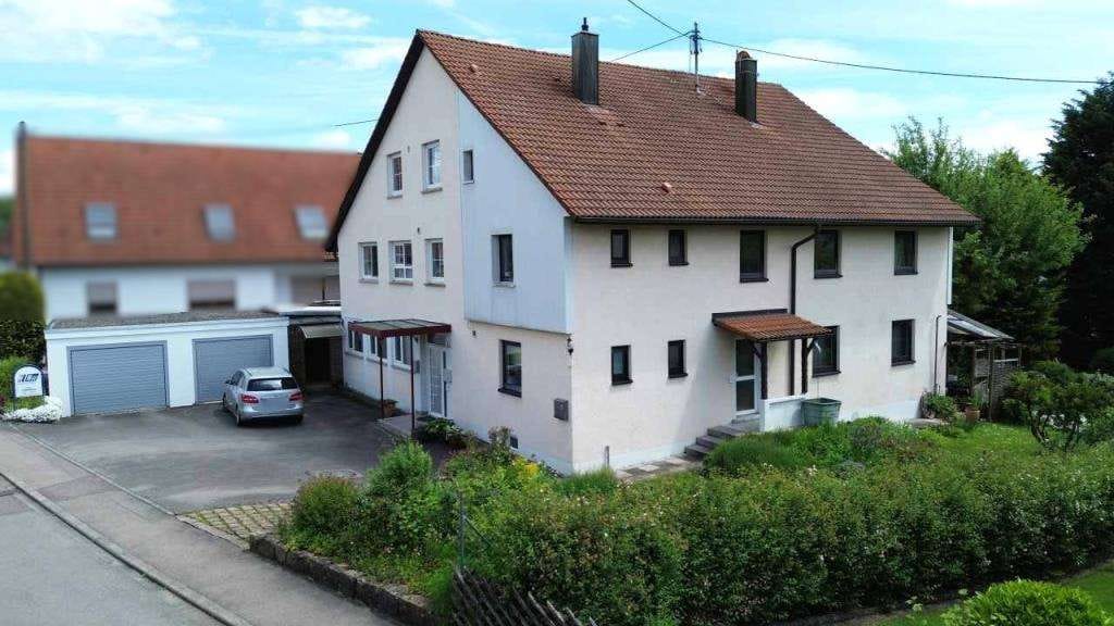 Immobilie in Kusterdingen - Wohnhaus mit 3 Wohneinheiten, Gewerbeeinheit, Doppelgarage und wunderschönem Garten - Bild 0