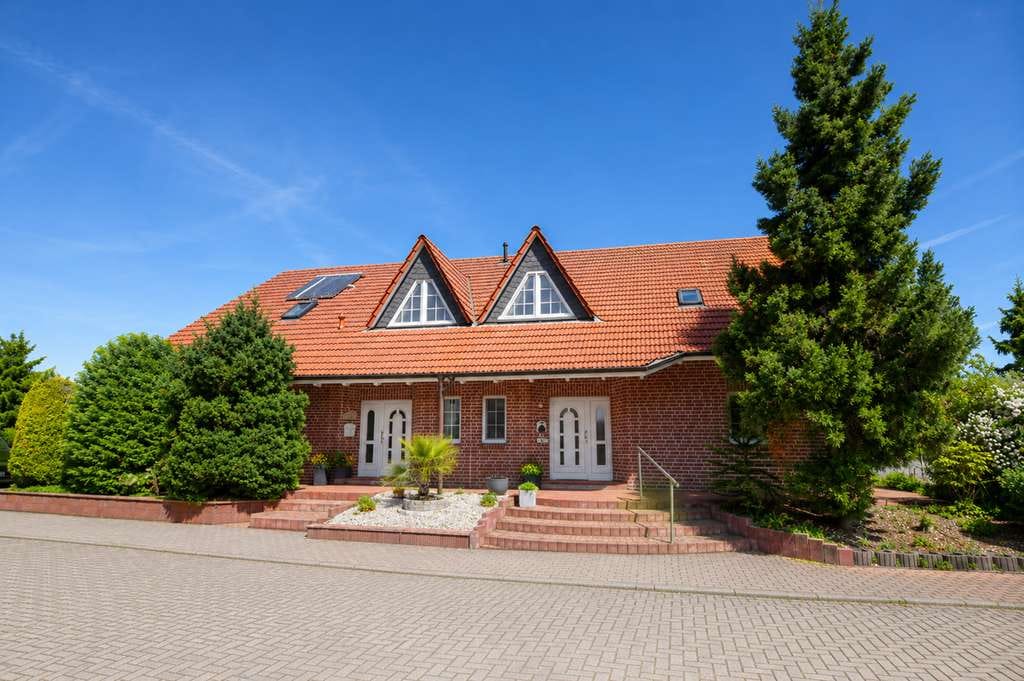Immobilie in Sandersdorf-Brehna - Ein Traum für Familien: Klinker-DHH mit Kamin, Sauna, Riesen-Pool & XL-Garten in Brehna! - Bild 2