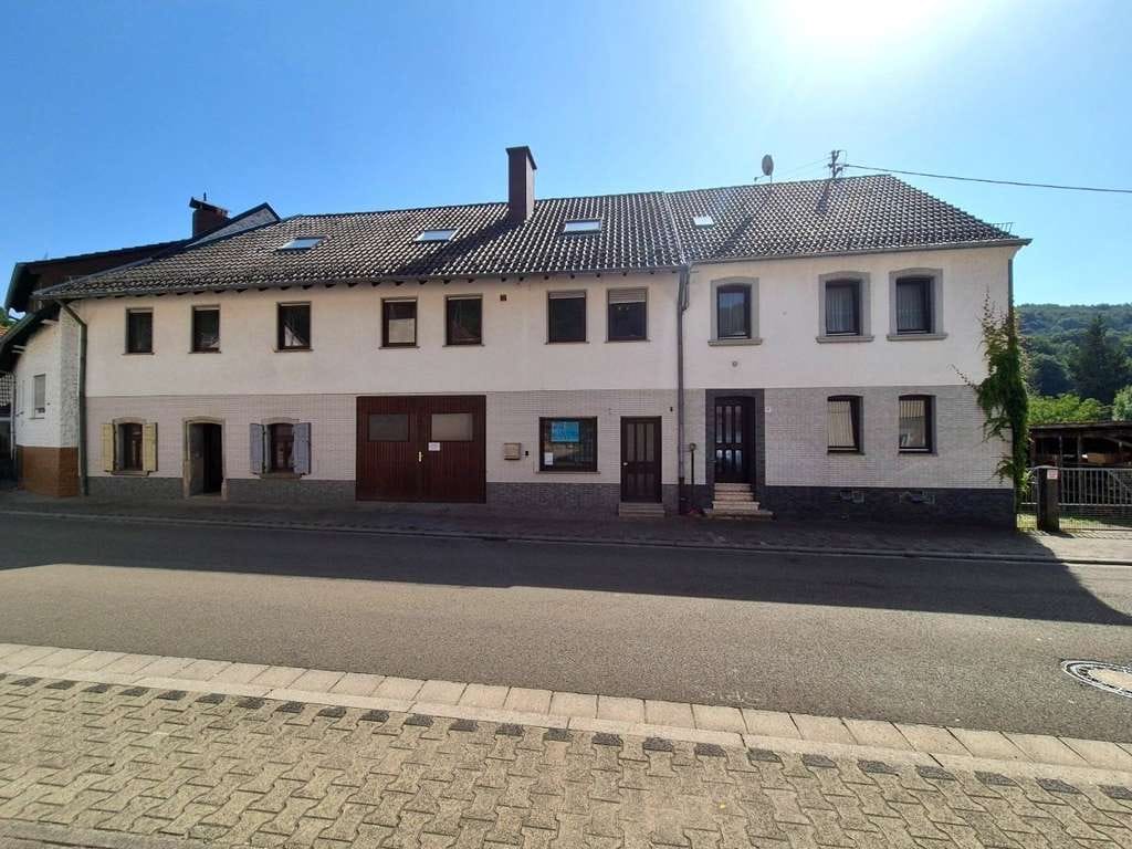 Immobilie in Bosenbach - Geräumiges Zweifamilienhaus mit Gewerbe, vielen Stellplätzen und idyllischem Garten in Friedelhausen - Bild 0