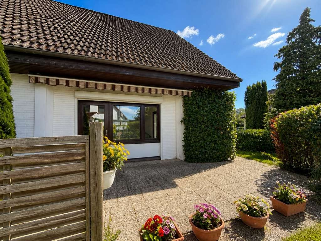Immobilie in Malente - Großzügiges Einfamilienhaus mit sonnigen Terrassen, Loggia und viel Gestaltungspotenzial in Malente - Bild 2