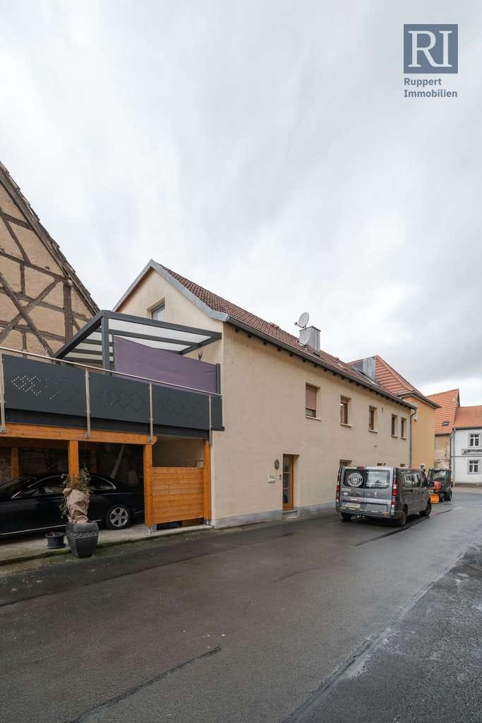 Immobilie in Kolitzheim - Einfamilienhaus mit großem Balkon - Bild 0