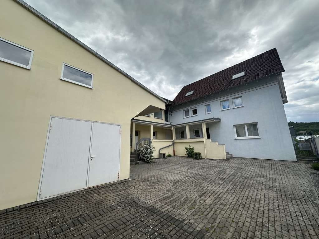 Immobilie in Euerdorf - Großzügiges Wohnhaus mit angrenzender Halle, separatem Bürogebäude und gepflegtem Gartenbereich - Bild 3