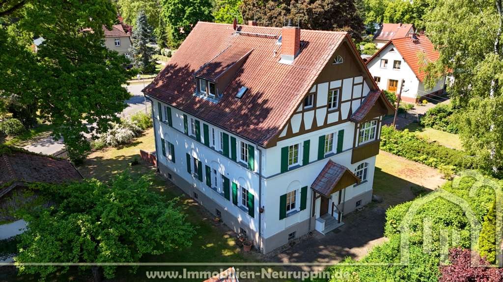 Immobilie in Neuruppin - Solides Anwesen mit historischen Details, 3 Wohnungen (alle frei), Sauna, Garten und Carport-Garage - Bild 0