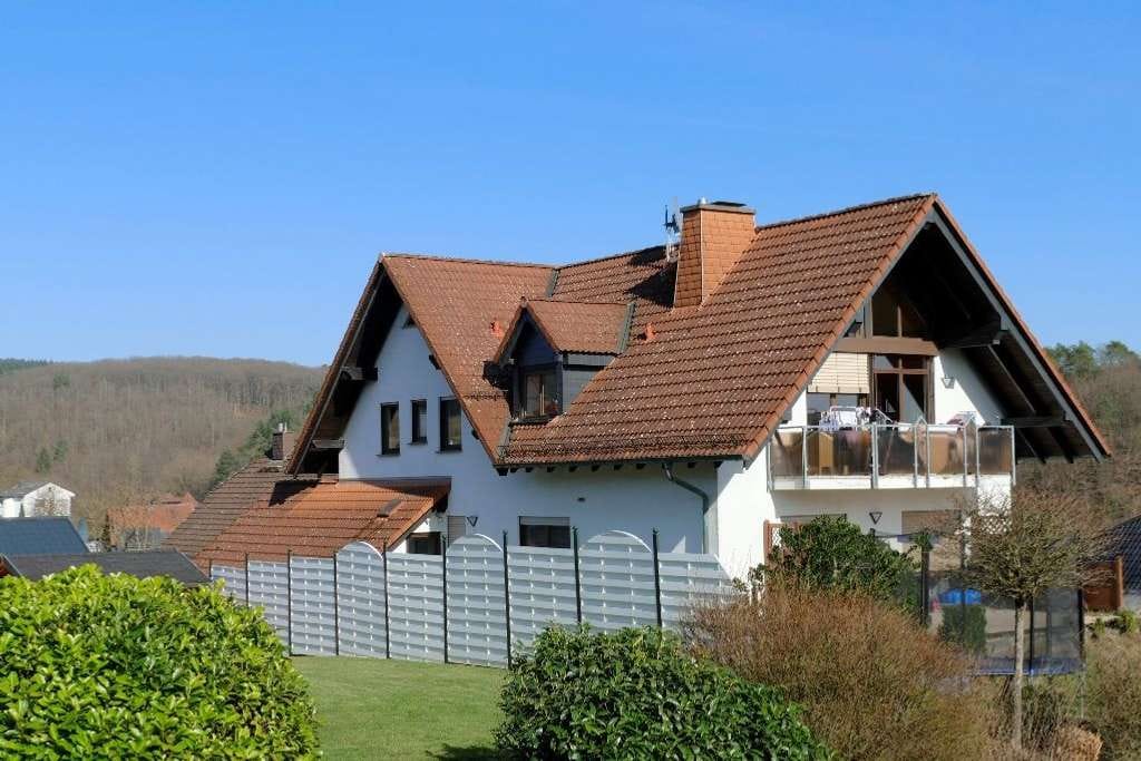 Immobilie in Ehringshausen - Gepflegtes Dreifamilienhaus - komplett vermietet - Bild 1