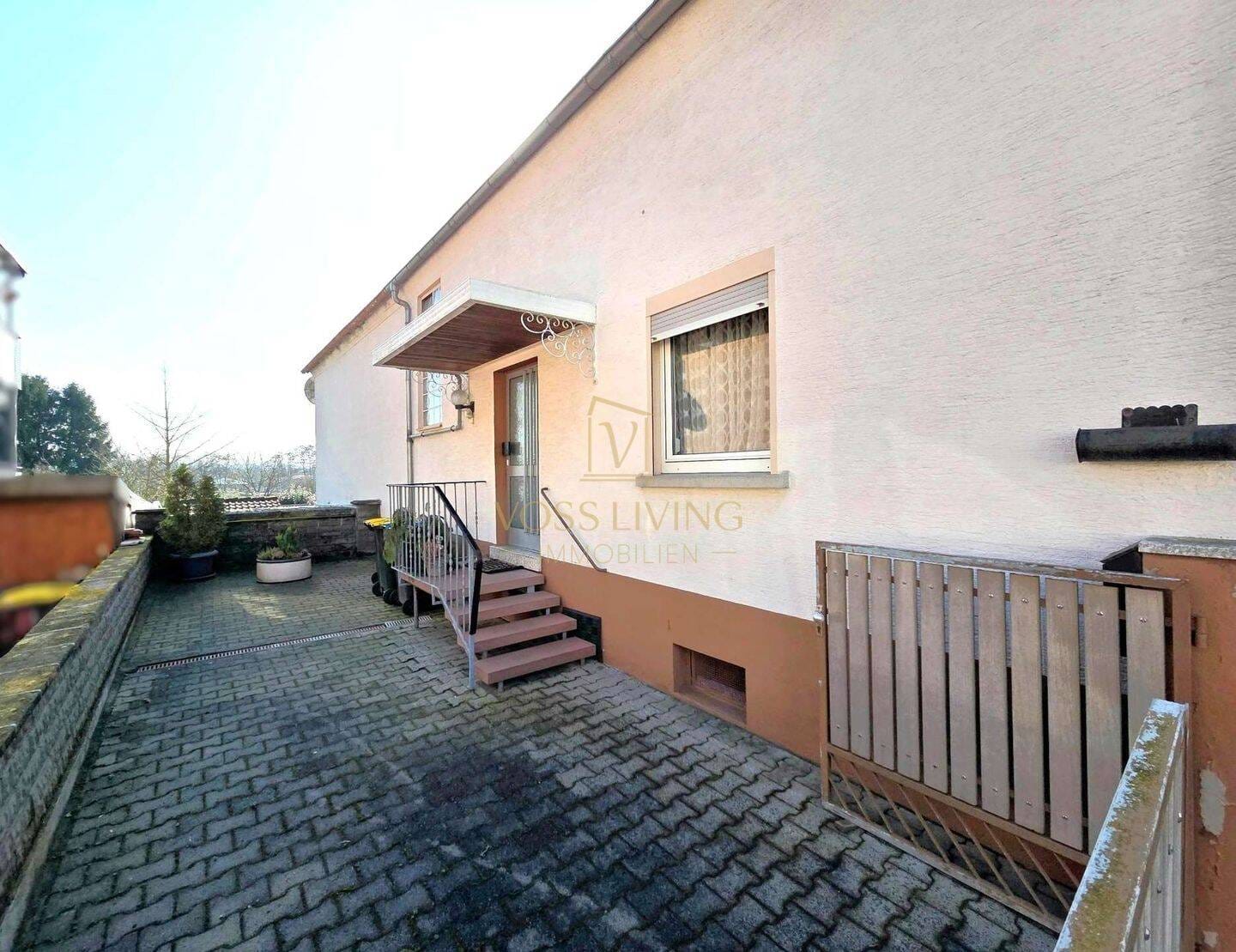 Immobilie in Wöllstadt - Zweifamilienhaus mit 2 Balkonen, Garten, Keller, Garage und 2 KFZ Stellplätzen in Feldrandlage - Bild 2