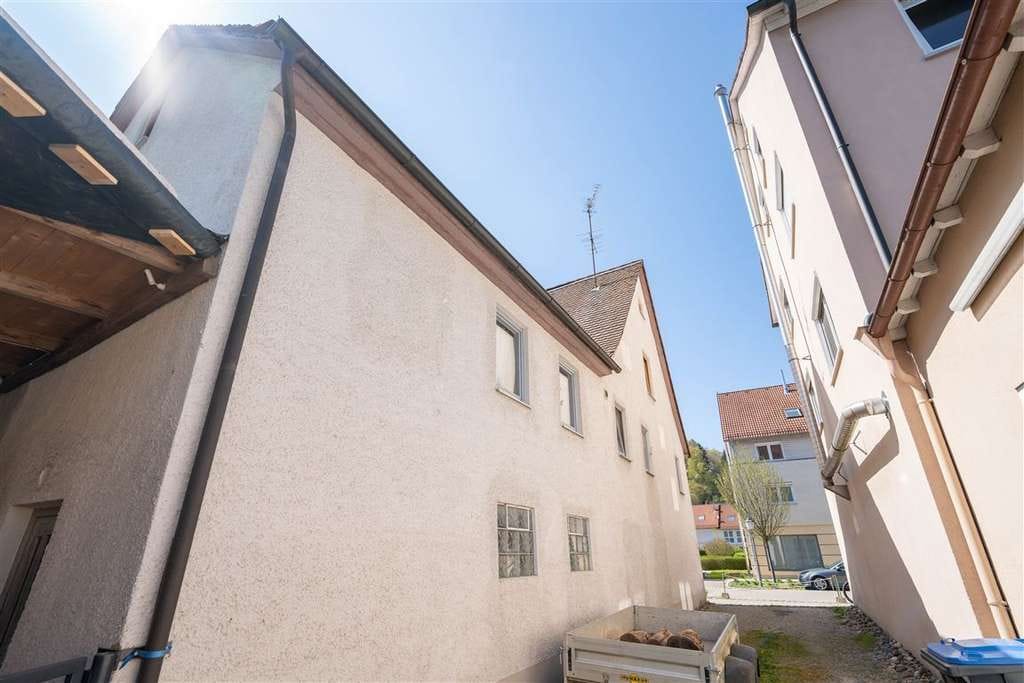 Immobilie in Königsbronn - Charmante Doppelhaushälfte mit Gewerbeeinheit und großem Garten in Königsbronn - Bild 2