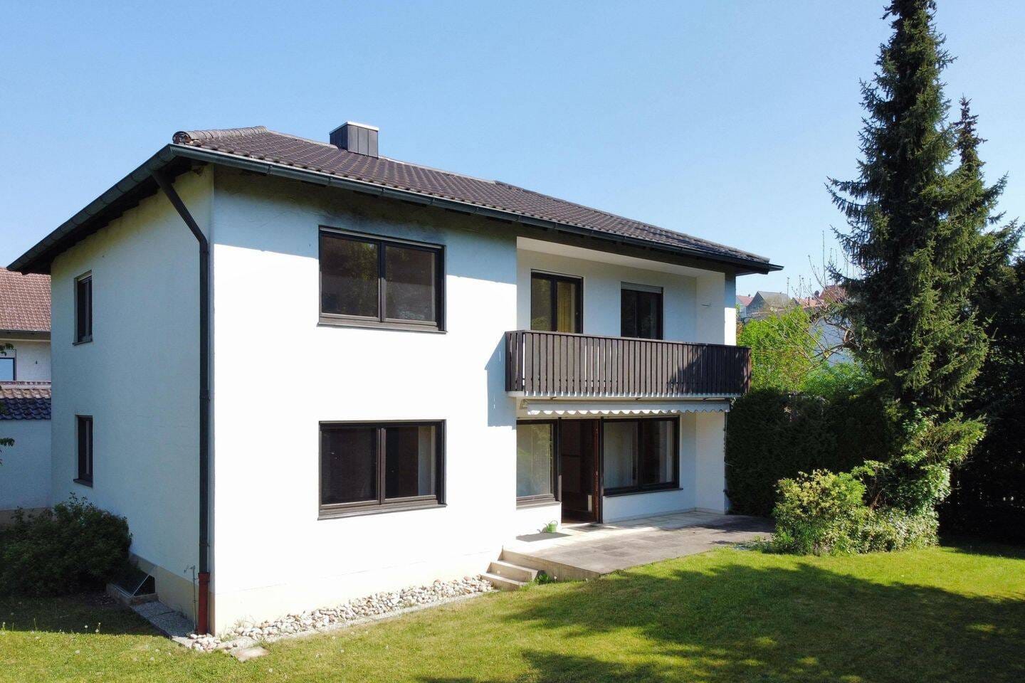 Immobilie in Dingolfing - Familienfreundliches Haus mit viel Platz und großem Grundstück.

 - Bild 0
