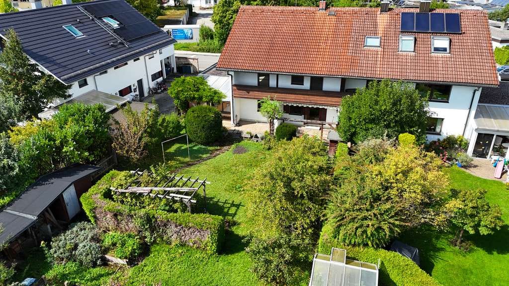 Immobilie in Vaterstetten - Eine gute Wahl!
Ansprechende DHH mit Süd/West Garten, Terrasse und Balkon in zentraler Lage/Baldham - Bild 0
