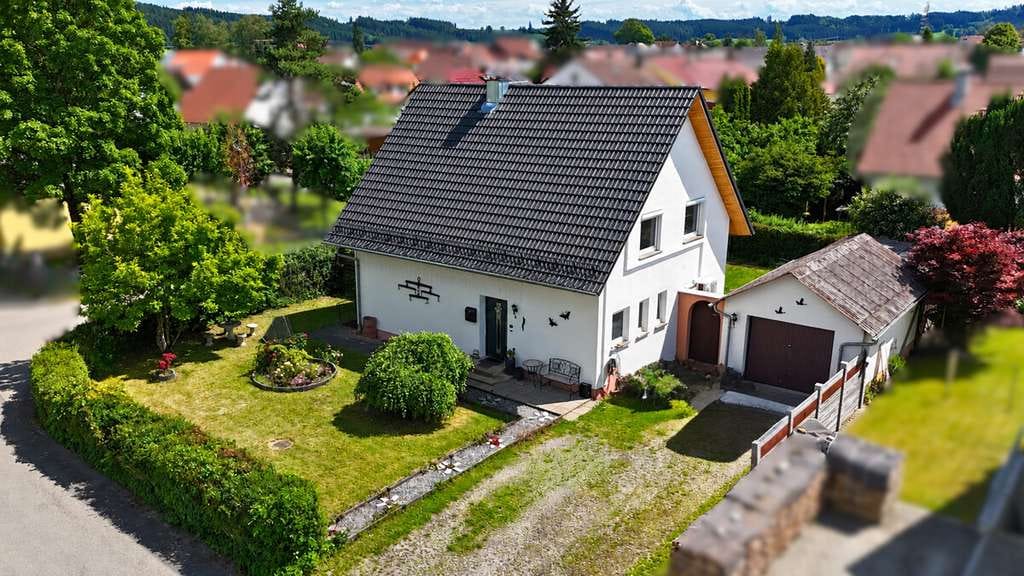 Immobilie in Aitrach - Modernisiertes Einfamilienhaus mit neuem Dach, PV-Anlage und Garten - Bild 1