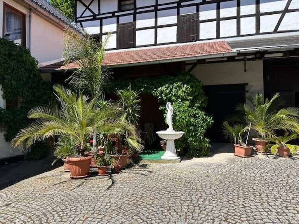 Immobilie in Pößneck - Mediterraner 3- Seitenhof mit großer Scheune, 4 Garagen und großem Grundstück - Bild 3