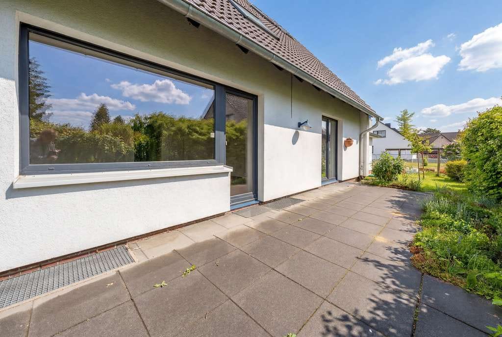 Immobilie in Ammersbek - Viel Platz, viele Möglichkeiten - Gepflegtes Zweifamilienhaus mit großem Garten & Garage - Bild 3