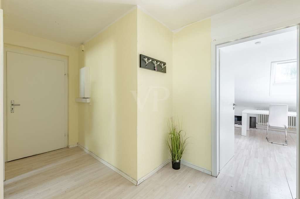 Immobilie in Karlsruhe - Charmante 2-Zimmer-Dachgeschosswohnung mit Potenzial - Bild 1