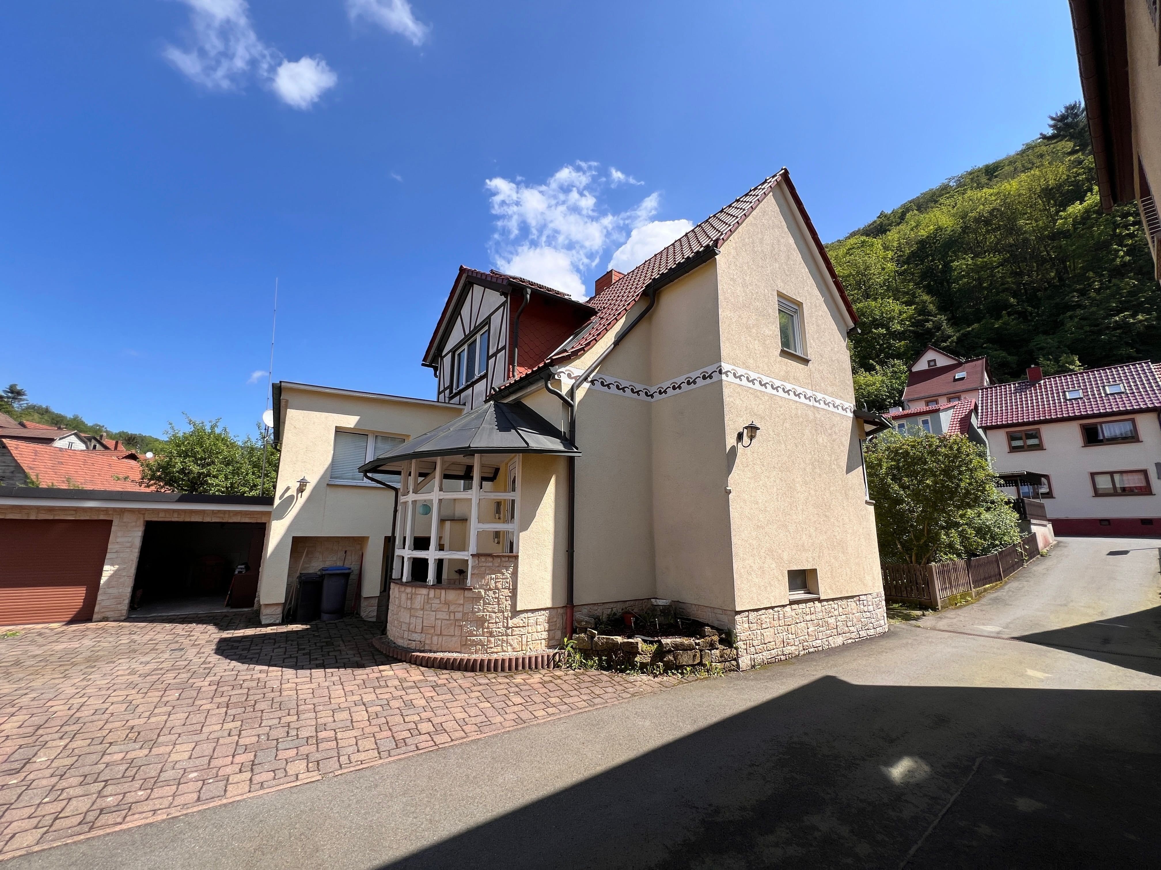 Immobilie in Floh-Seligenthal - Großzügiges Wohnhaus mit massiven Nebengebäude - Bild 1