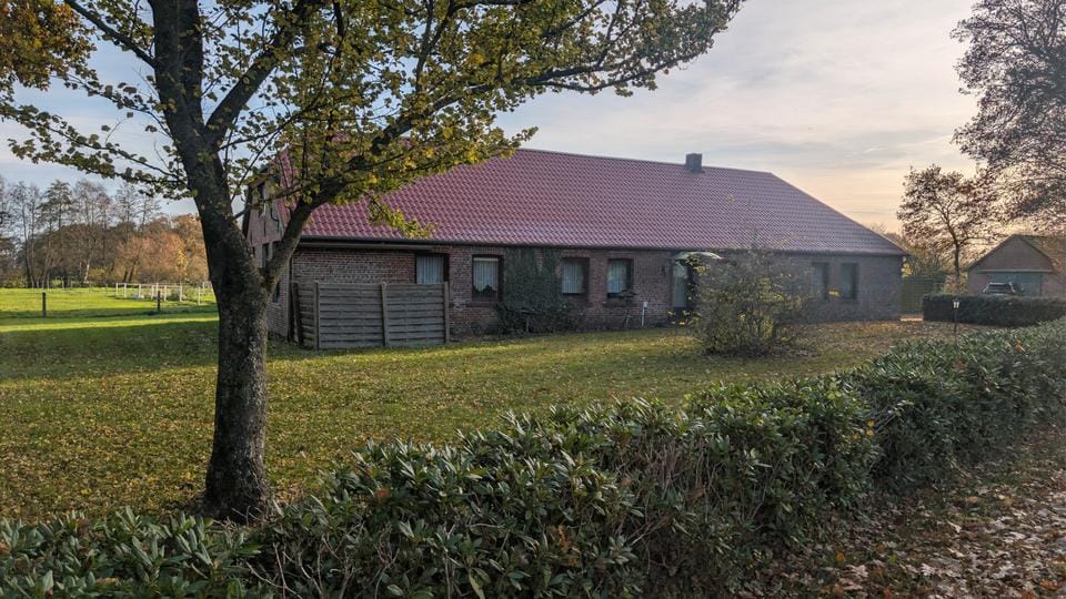 Immobilie in Zetel - Charmantes Bauernhaus mit viel Potenzial und großem Grundstück in Zetel - Bild 0