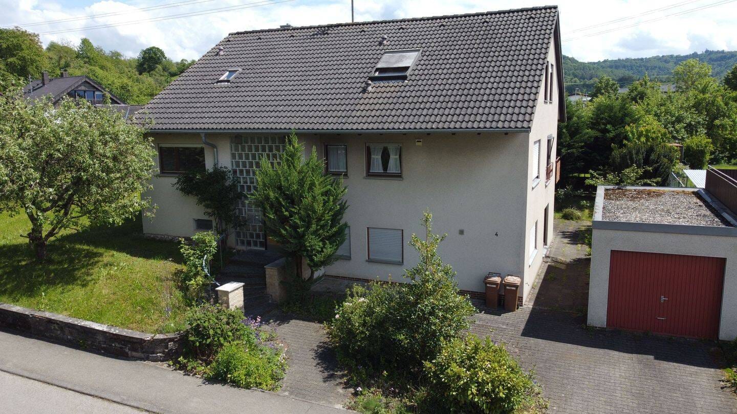 Immobilie in Auenwald -  Geräumiges 1–2-Familienhaus mit Einliegerwohnung, großem Grundstück und Garage in ruhiger Lage von Auenwald. - Bild 0