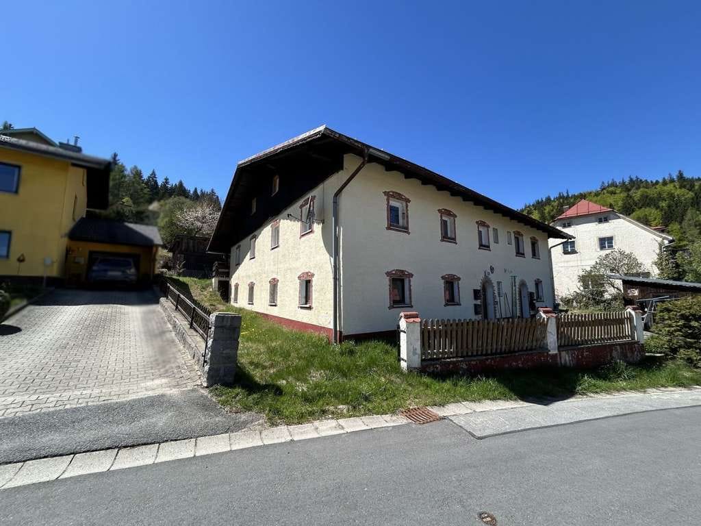 Immobilie in Bayerisch Eisenstein - Bayerisch Eisenstein: Historisches Haus mit vier Wohnungen und viel Potenzial, teils vermietet - Bild 1