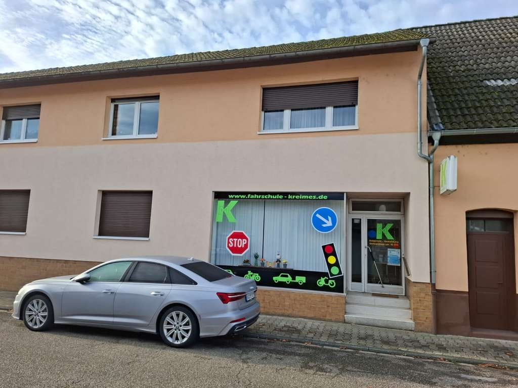 Immobilie in Philippsburg - 1-2 Familienhaus mit gutem Raumangebot und großen Garagentrakt der ideal für Hobbyhandwerker ist - Bild 2