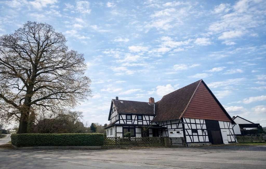 Immobilie in Elze - Die "alte Schmiede" – charaktervolles Fachwerkhaus mit großem Grundstück - Bild 0