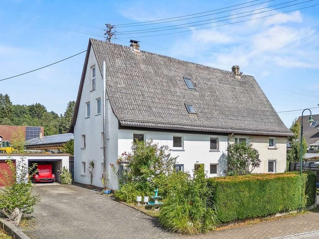 Immobilie in Pfullendorf - Haus mit Potential - drei Wohneinheiten, Doppelgarage und Garten - Bild 0