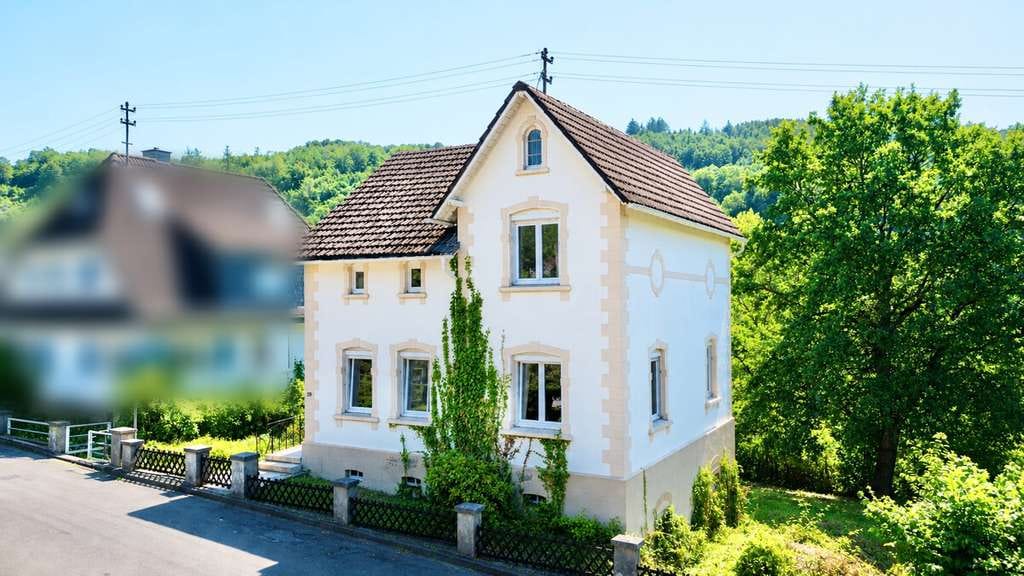 Immobilie in Kirchen (Sieg) - **Modernisiertes Zweifamilienhaus  in bevorzugter Lage von Kirchen** - Bild 1