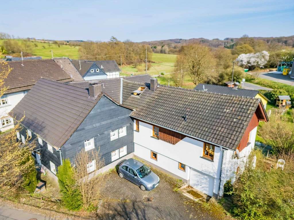 Immobilie in Nümbrecht - Zwei Wohneinheiten in modernisiertem Zuhause in ruhiger Lage von Nümbrecht-Lindscheid - Bild 2