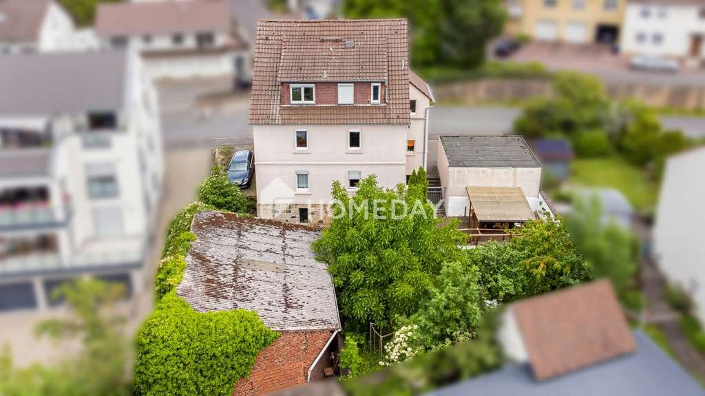 Immobilie in Petersberg - Gepflegtes 3-Familienhaus mit 245 m² Wohnfläche, Scheune, Garagen und Garten in Petersberg - Bild 2
