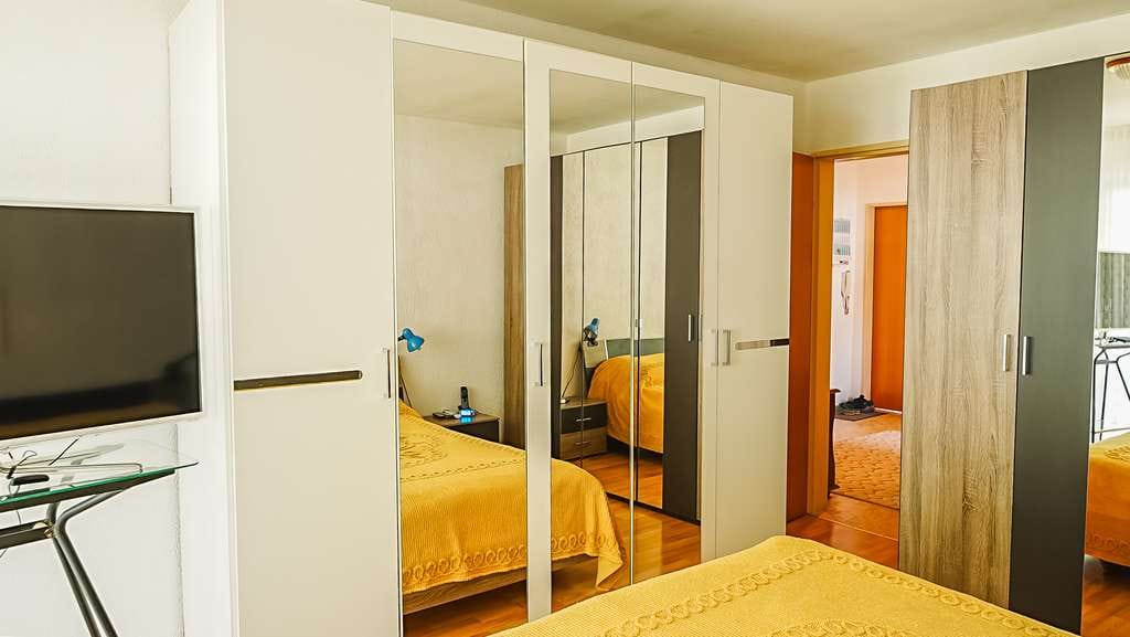 Immobilie in Bad Urach - Vermietete 3-Zimmer-Wohnung mit Balkon in ruhiger Waldrandlage | Fassade saniert - Bild 3