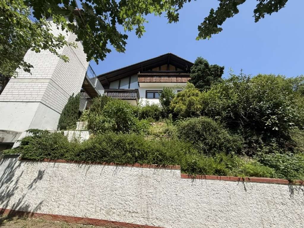 Immobilie in Reichelsheim (Odenwald) - Wohnhaus in attraktiver Hanglage mit Personenaufzug und Doppelgarage - Bild 2