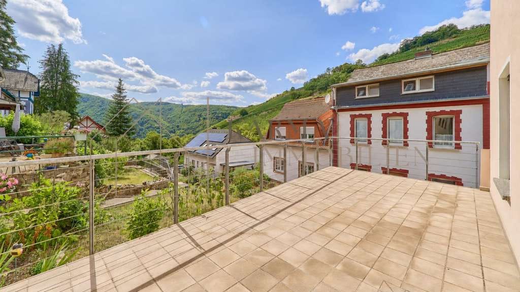 Immobilie in Rüdesheim am Rhein - Gepflegtes Dreifamilienhaus mit Doppelgarage und Panoramablick im Rheingau - Bild 0