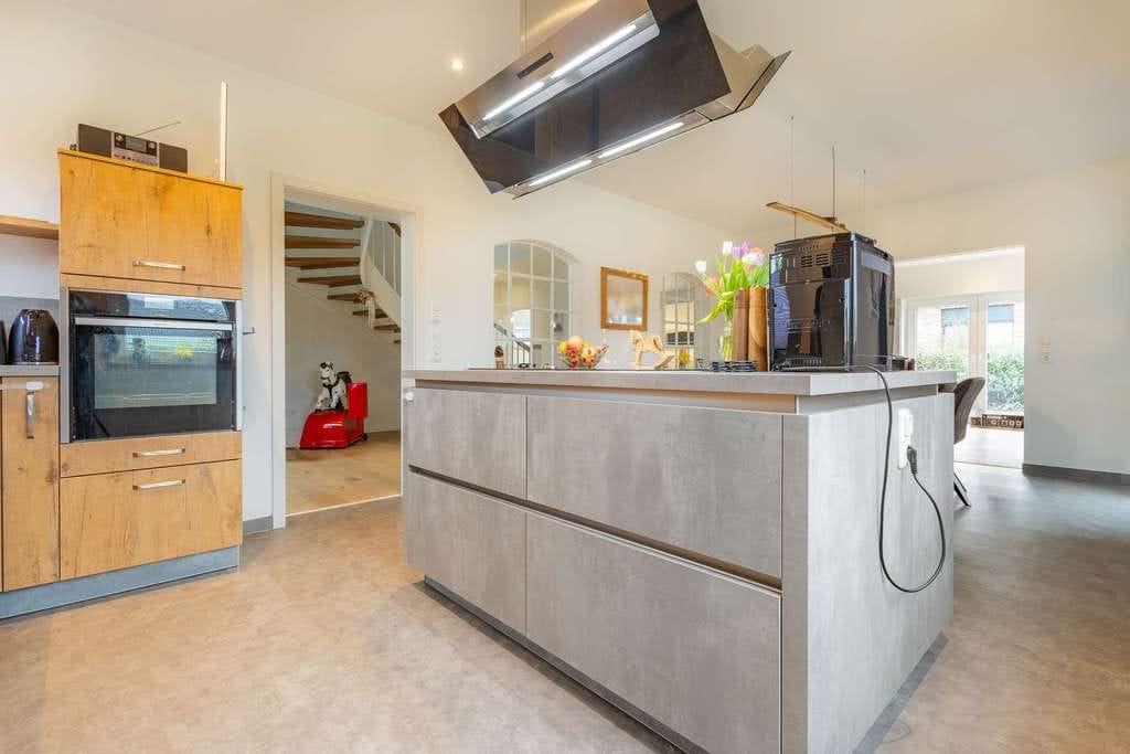 Immobilie in Nienborstel - Luxus trifft Familienleben: Moderne Stadtvilla mit 230 m² Wohnfläche, Garten, Sauna und Pizzaofen - Bild 5
