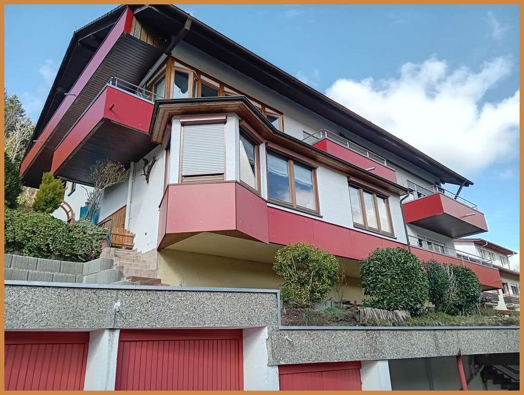 Immobilie in Bad Peterstal-Griesbach - Wohnen mit Weitblick: Stilvolle 2-Zimmer-Wohnung in Hanglage von Bad-Peterstal Griesbach ! - Bild 0