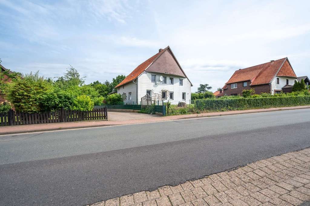 Immobilie in Obernkirchen - Seltenes Sanierungsobjekt mit großem Grundstück – Potenzial für Kapitalanleger & Eigennutzer - Bild 0