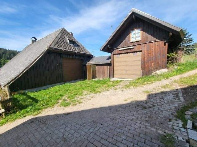 Immobilie in Furtwangen im Schwarzwald - WOHNEN  IM SCHWARZWALDHAUS mit 2 Wohnungen. Befahrbare Tenne und Gewölbekeller. Bezug n. Absprache.   - Bild 1
