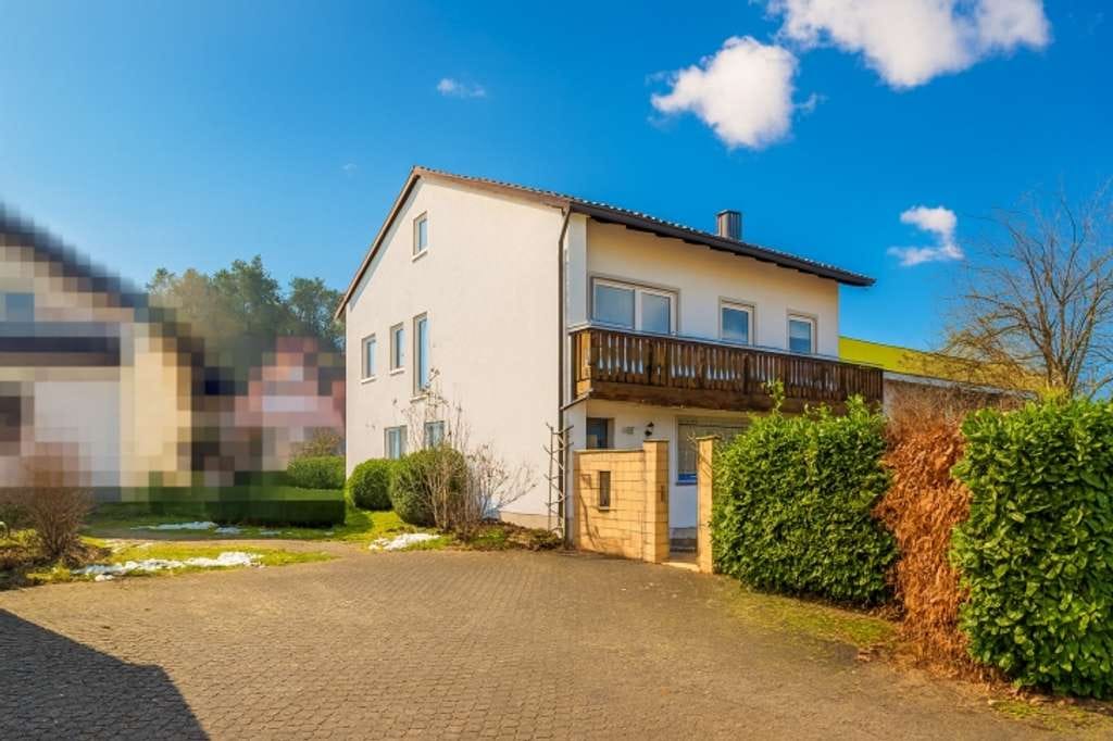 Immobilie in Dollnstein - Großzügiges Zweifamilienhaus mit  Garagen und vielseitigen Nutzungsmöglichkeiten - Bild 1