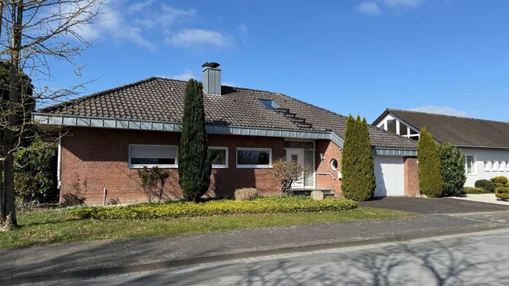 Immobilie in Rheda-Wiedenbrück - Ein Haus mit viel Potenial.
Bunglow mit ausgebautem Dachgeschoß. - Bild 1