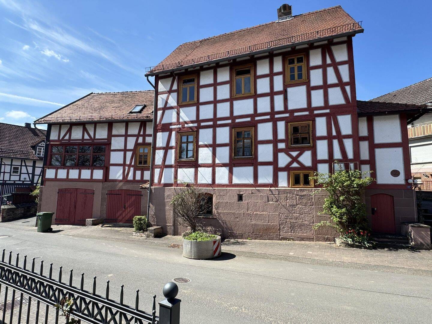 Immobilie in Cölbe - Fachwerkcharme mit tollem Gartengrundstück! - Bild 2