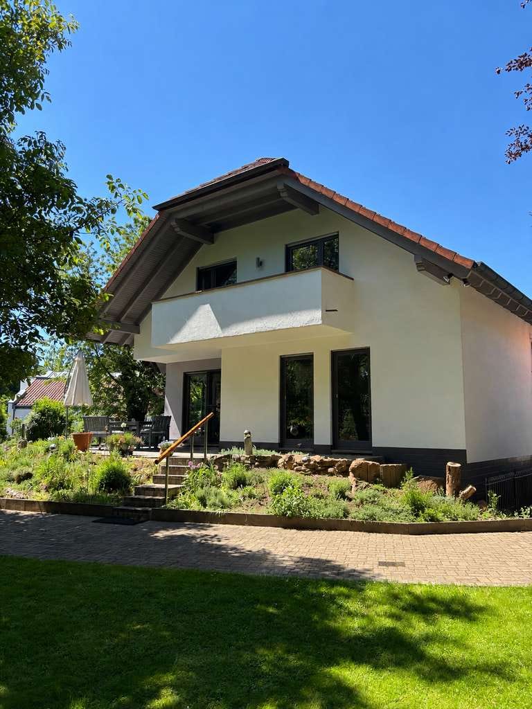 Immobilie in Großenlüder - Freistehendes, massiv gebautes Einfamilienhaus mit großzügigem Garten - Bild 0