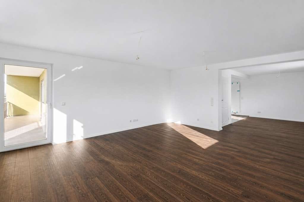 Immobilie in Aholfing - Moderne 3-Zi-ETW inkl. Garage & Außenstellplatz 
Erstbezug nach Sanierung - Bild 0