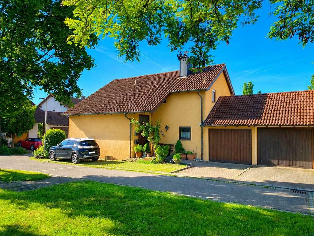 Immobilie in Pleidelsheim - Solides Ein- bis Zweifamilienhaus charmant aufgeteilt in ruhiger Zentrumsnähe mit Garten und Garage - Bild 2