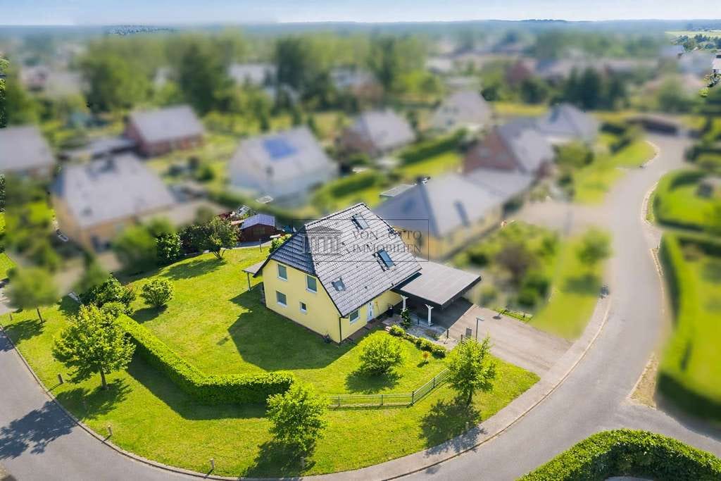 Immobilie in Toppenstedt - Einfamilienhaus mit Kamin, Südterrasse und Dachboden - Bild 0