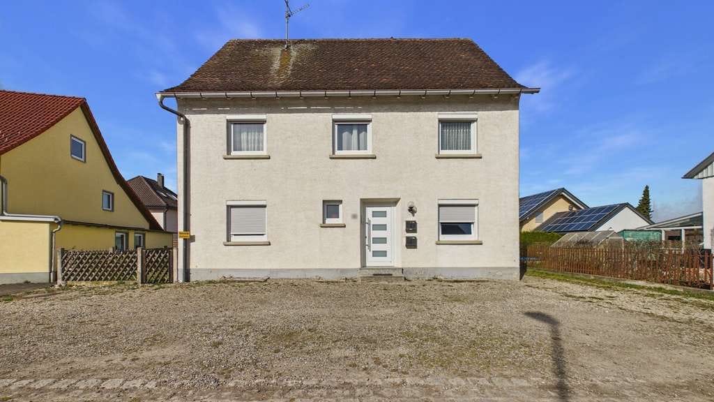 Immobilie in Aichstetten - Kapitalanlage oder Eigennutzung: Mehrparteienhaus mit zwei Wohnungen und großem Grundstück - Bild 0